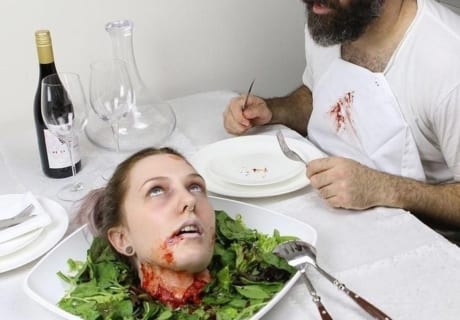 【閲覧注意】菜食主義者にこっそり「人肉」を食べさせていたレストランの店主が逮捕。菜食主義者の反応が…