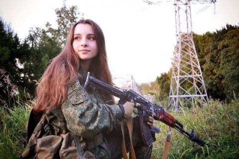 【画像】ロシア軍の女性兵士が可愛すぎる。これ捕虜にされたらヤバい事になりそう…