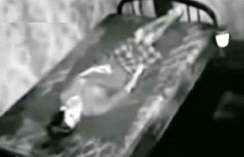 寝てる女性が幽霊にレ●プされるこの映像って結局ガチなの？