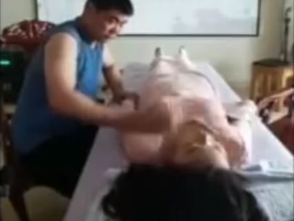 【動画】AVでもなんでもなく、巨乳女性にエロい施術をしてるマッサージ師が話題に