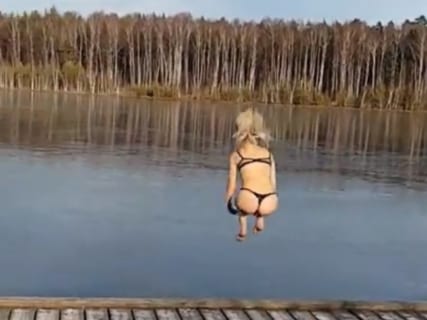 【動画あり】ロシアのビキニ女性が凍った湖に飛び込んだ結果ｗｗｗｗｗｗ