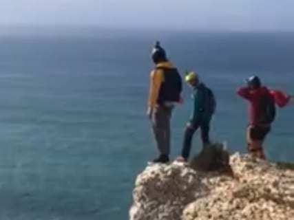 世界中で話題の動画。80mの崖からベースジャンプした観光客のパラシュート、開かず