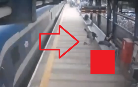 【閲覧注意】電車に撥ねられた人間、駅のホームで30m先にいる男性2人を吹き飛ばす威力…（動画）