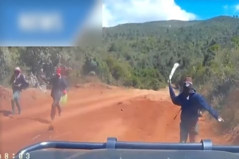 【恐怖】ケニアで山道を運転中のアメリカ人カップル。そこに山刀を持った3人の男が現れ…