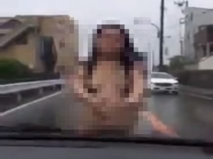 【狂気】「おっぱい丸出しの日本人女性」、海外でとんでもない恥をさらす（動画あり）