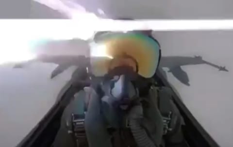【激レア】戦闘機に雷が直撃した瞬間のコックピット内映像が怖い…
