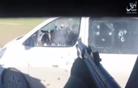 【閲覧注意】車運転してたら横につけた車が武装組織で、そのまま撃ち殺されるビデオ怖すぎ…