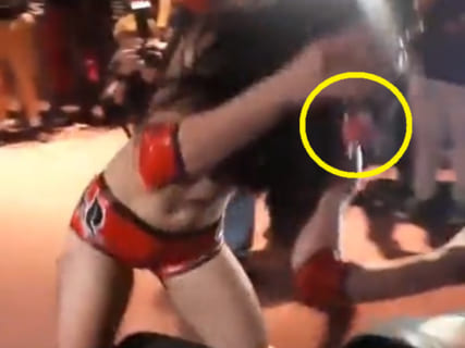 【狂気】生理中の女子プロレスラー、試合中に相手の口にタンポンを突っ込む（動画あり）