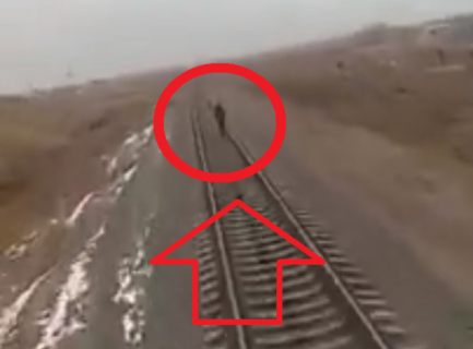 【超衝撃】ヘッドホンをつけて線路上を歩いていた女子高生、一瞬で死亡（動画あり）