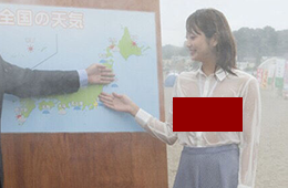 【悲報】お天気お姉さん、雨で衣装が透け透けになってしまうwwwwwww