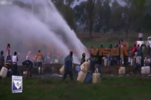 【閲覧注意】メキシコで石油を盗もうと集まった人々が大爆発により66人死亡。映像が衝撃的すぎる…
