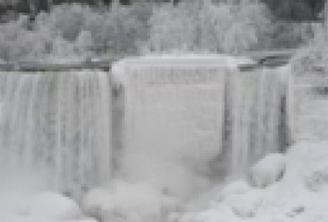 【衝撃映像】ナイアガラの滝、凍る