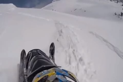 【衝撃映像】雪崩の ”始まりの場所” にいたスノーモービルドライバーの自撮りが怖い…