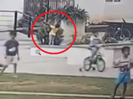 【動画】大勢の子供たちが遊ぶ公園で6歳の男の子が感電死。1分30秒間誰も気付かなかった理由…