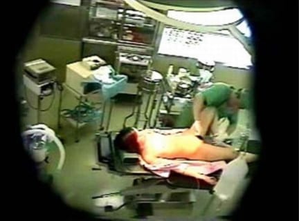 【画像】麻酔科医、「この女性」を麻酔で眠らせている間、たまらずレ●プしてしまう