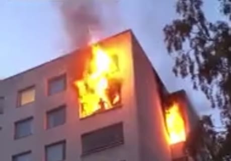 【衝撃映像】火事で「焼けて死ぬか」、「落ちて死ぬか」の二択怖すぎだろ・・・