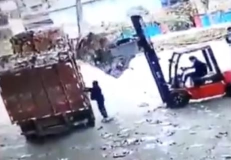 【衝撃】ゴミ収集工場の職員が ”一瞬で潰され” 死亡する映像が怖い…