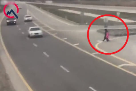 【閲覧注意】お母さんと娘が道路を横断しようとして死ぬビデオ。「訳が分からない」と話題に