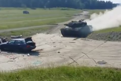 【衝撃映像】フルスピードの戦車 ⇒ その先に軽自動車が駐車してた結果・・・
