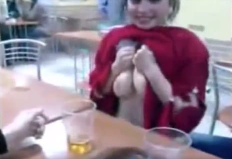 【動画あり】女子生徒、昼食中ヤンキー男子に爆乳を露出し照れるｗｗｗｗｗｗ
