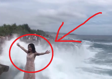 【衝撃】インスタ美女、巨大な波が襲い掛かる崖で自撮りしようとしこうなる…