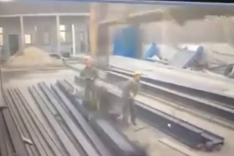【超恐怖】工場作業員さん、１秒でぺしゃんこになり死亡…（動画）