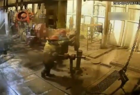 【衝撃】”石油掘削装置” の事故で潰される作業員の映像、めっちゃ怖い…