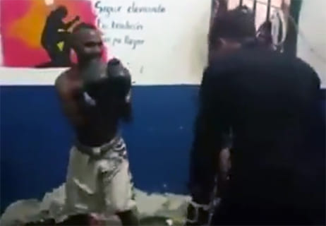 【動画】刑務所の看守 vs. 刑務所の囚人のガチボクシング。勝ったのは…
