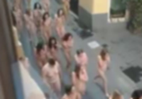 【動画】女子の全裸マラソンのコース上にあるマンション住人の眺めが最高すぎる