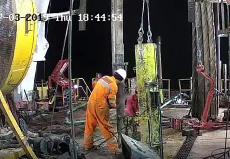 【衝撃】”石油掘削装置” の事故で作業員2人が吹き飛ぶ映像。クッソ怖い…