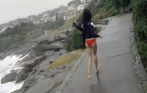 【衝撃】やばすぎだろ…。嵐の海辺を歩くこの女の子に、今から恐ろしい事が起こります・・・