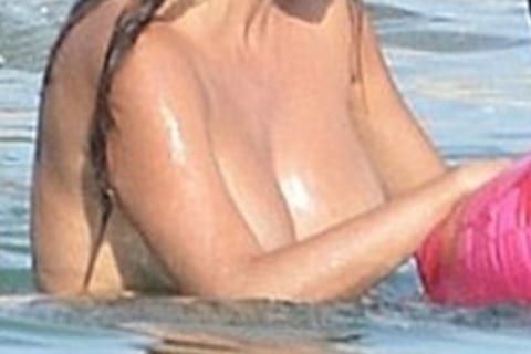 【朗報】ヌーディストビーチに ”世界で最もセクシーな女性” 現る。おっぱいデケぇえええ