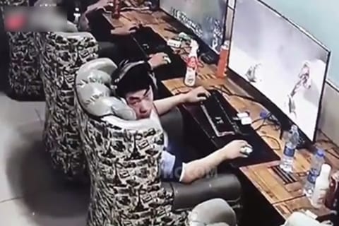 【閲覧注意】ネットカフェで24時間ゲームをし続けた男性が死ぬ映像、とにかく怖い…