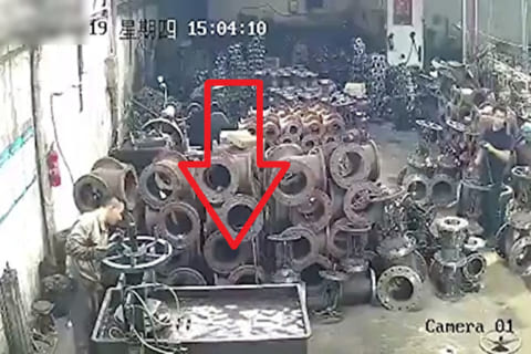 【衝撃】液体金属を全身に浴びる工場作業員の映像。めっちゃ怖い…