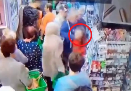 【恐怖】スーパーの酔っ払い、レジに並んでる子供を殺そうとする（動画あり）