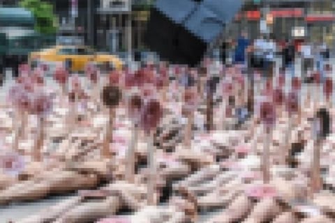 【画像】Instagramで乳首を見せたい女性達、街中で全裸になりとんでもない抗議活動