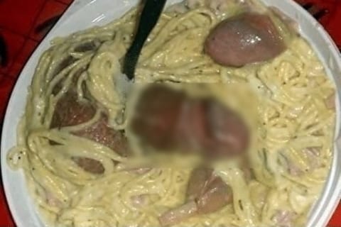 【閲覧注意】学食のシチューに男性の陰茎。今世界中を震撼させているビデオがこちら