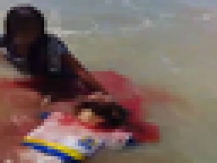【閲覧注意】伝説の動画。海水浴場に３人の女の子がやってきた。これから何が起こるか