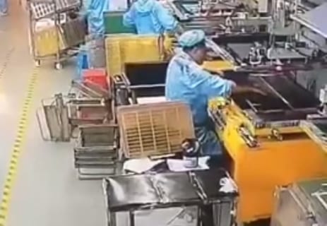 【閲覧注意】倉庫内作業員、顔をプレスされる（動画あり）