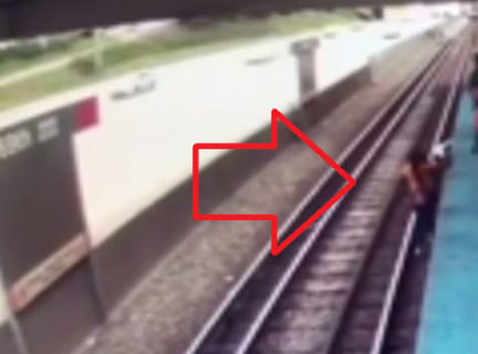 【閲覧注意】駅のホームで携帯落とした女 ⇒ 線路に降りた15秒後にこうなる…（動画）