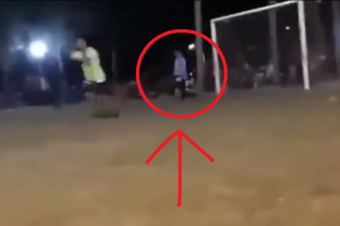 【動画】イケメンサッカー選手、試合中心臓にボールが直撃し突然死