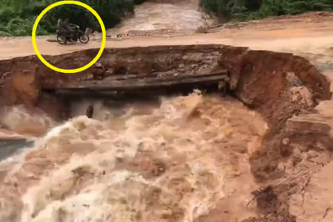 【衝撃映像】”世界で最も危険な橋” を渡った2人乗りのバイク、案の定死亡