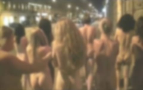【動画】ロシアの売春婦さん、全裸で街を歩かせられる…