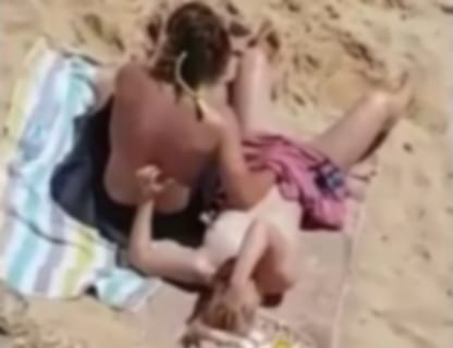 【激写】海水浴場でDQNにイカされてる女の子が発見されるｗｗｗｗｗ（動画あり）