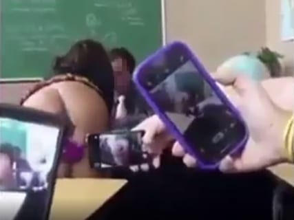 【動画あり】女子生徒、クラス全員にマ●コを見せて照れるｗｗｗｗｗｗ