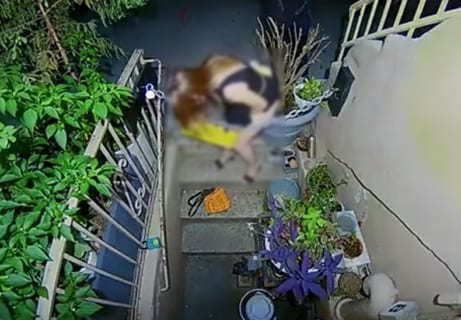 【動画】玄関に監視カメラ仕掛けたら若い女が立ちションしていきやがったので晒すｗｗｗ