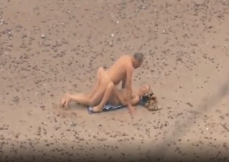 【動画あり】ヌーディストビーチに ”誰でもセ○クスしていい” 少女が現れた結果…