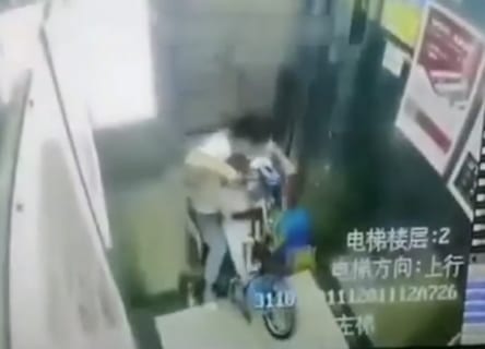 【閲覧注意】中国のエレベーター、母親と子供を一瞬で食べてしまう…（動画あり）