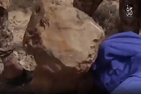 【超！閲覧注意】鬼畜処刑動画。「巨大な石」を人間の頭に落としたらこうなる
