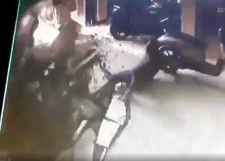 【衝撃映像】地下の浄化槽が爆発して地上の作業員が死ぬ瞬間、怖すぎる